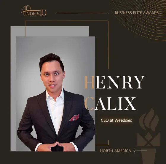 Henry Calix en costume sombre sur la carte 40 Under 40 des Business Elite Awards