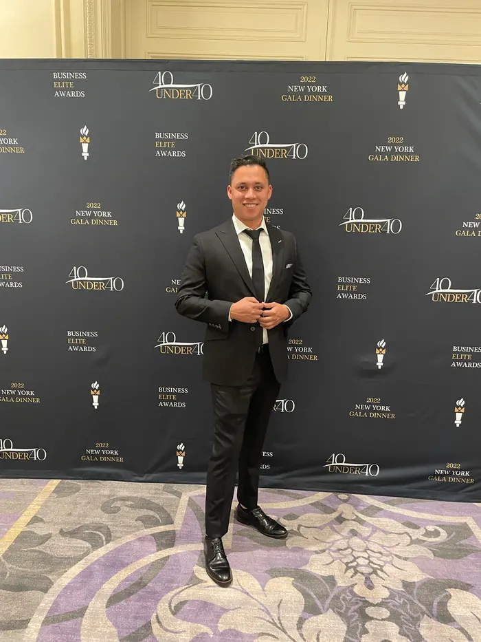 Henry Calix in abito nero al gala 40 Under 40 dei Business Elite Awards a New York