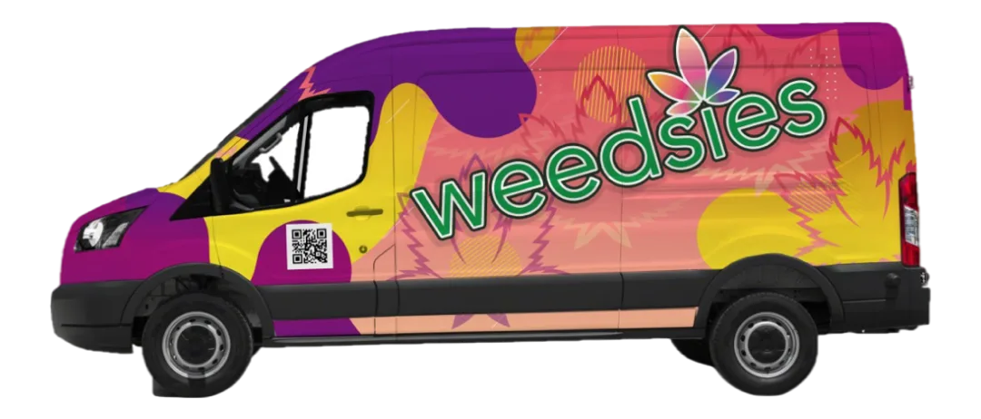 Une camionnette Weedsies aux couleurs violet, rose et jaune, vue de profil
